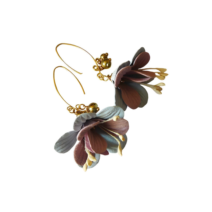 Boucles d'oreilles florales, en laiton or 24k, pendantes, bijoux fleurs fuchsia bleu rose, nature, fait main, Joanna Calla