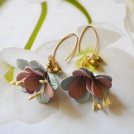 Boucles d'oreilles florales, en laiton or 24k, pendantes, bijoux fleurs fuchsia bleu rose, nature, fait main, Joanna Calla