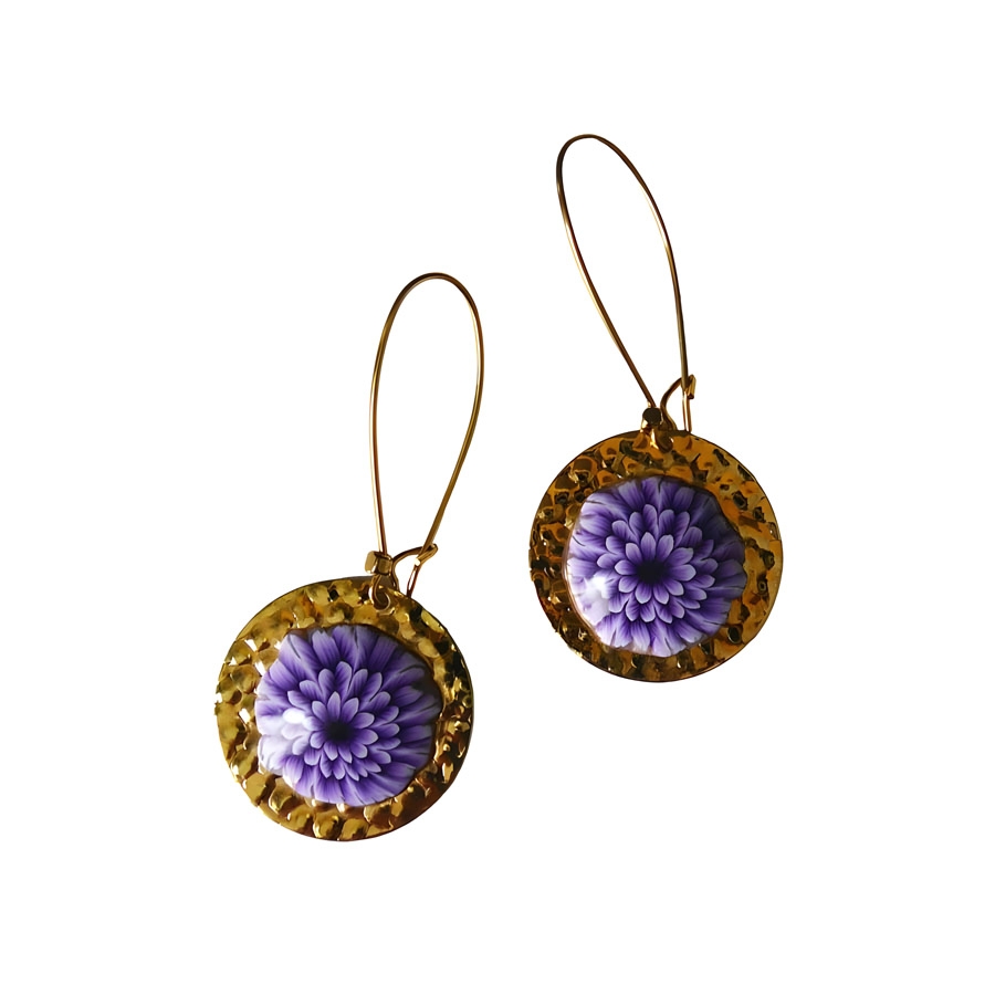 Boucles d'oreilles florales, bohème en laiton or 24k, pendantes, bijoux fleurs dahlia mauve, nature, fait main, Joanna Calla