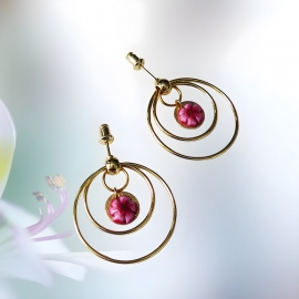 Boucles d'oreilles florales, bohème en laiton or 24K, puces rondes, pendantes, bijoux fleur rouge, fait main, Joanna Calla