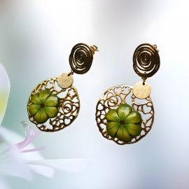 Boucles d'oreilles florales, bohème en laiton or 24K, pendantes, bijoux fleurs vertes, nature, fait main, Joanna Calla