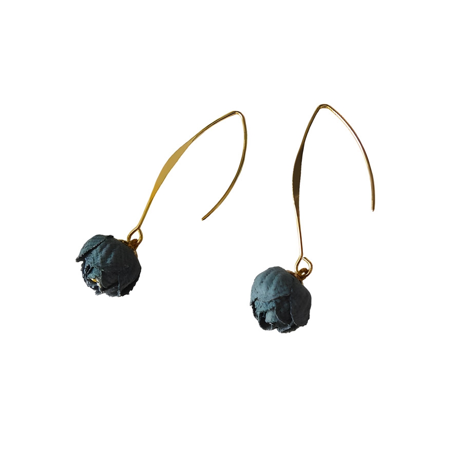 Boucles d'oreilles florales, en laiton or 24k, pendantes, bijoux fleurs pivoine bleu foncé, nature, fait main, Joanna Calla