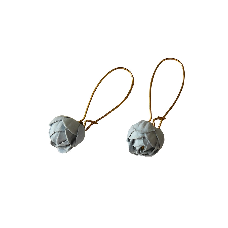 Boucles d'oreilles florales, en laiton or 24k, pendantes, bijoux fleurs pivoine bleu clair, nature, fait main, Joanna Calla