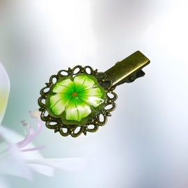 Pince rétro estampe ronde fleur verte