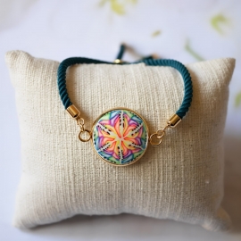 Bracelet graphique mandala vert orange jaune, sur cordon réglable vert, bijoux floraux, nature, fait main, Joanna Calla