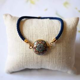 Bracelet graphique mandala bleu rose, sur cordon réglable bleu, bijoux floraux, nature, fait main, Joanna Calla