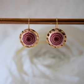 Boucles d'oreilles florales, bohème en laiton or 24k, pendantes, bijoux fleurs dahlia rouge, nature, fait main, Joanna Calla