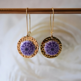 Bohemian floral pendant earrings in gold plated brass, purple dahlia flower in polymer clay, handmade, Joanna Calla