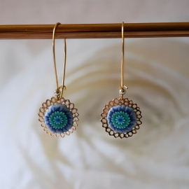 Pendant earrings in gold plated brass with blue dahlia flower in polymer clay, handmade, Joanna Calla