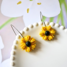 Boucles d'oreilles pendantes artisanales, en acier inoxydable, bijoux floraux, fleur marguerite jaune, fait main, Joanna Calla