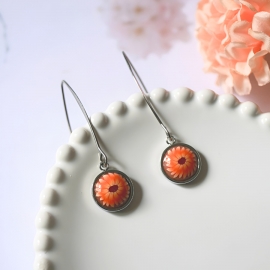 Pendant round earrings in silver stainless steel, orange daisy flower in polymer clay, handmade Joanna Calla