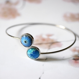 Bracelet jonc bohème, en acier inoxydable argent, bijoux fleurs marguerite bleue, bijoux floraux, fait main, Joanna Calla