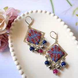 Boucles d'oreilles Art Nouveau, en laiton argent, pendantes, bijoux graphiques, mandala bleu rouge, fait main, Joanna Calla
