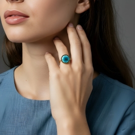 Round gold ring with turquoise flower
