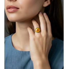Round gold ring with yellow daffodil flower