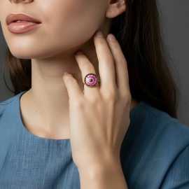 Round gold ring with pink daisy flower