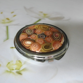 Bag mirror in silver metal, brown orange spiral pattern in polymer clay, handmade, unique piece Joanna Calla