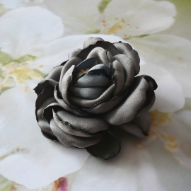 Broche fleur camélia grise