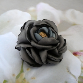 Broche florale bohème, bijou fleur de camélia grise en tissu, bijoux floraux, fait main, Joanna Calla